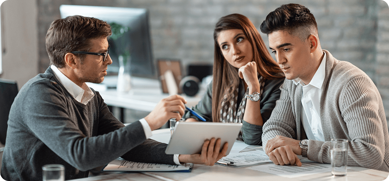 Asesor financiero explicando alternativas a sus clientes